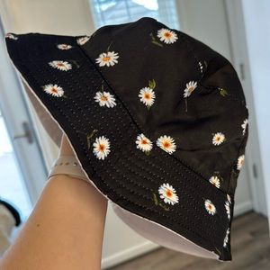 New w/o Tags - Alice and Olivia reversible bucket hat